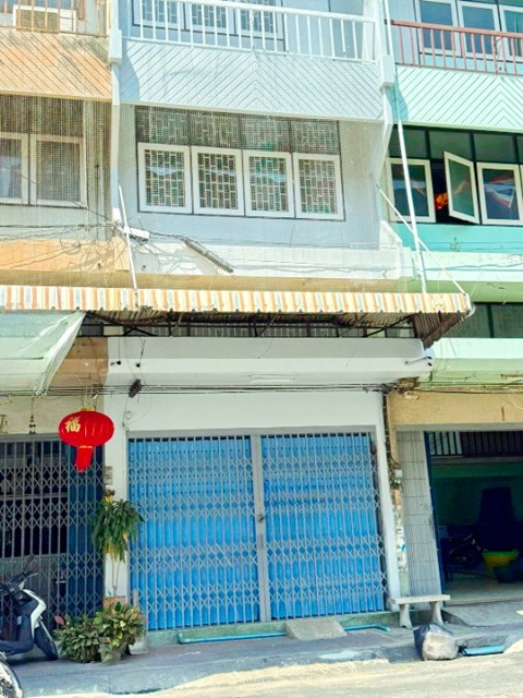 รพ.นครปฐม 1กม. สถานีรถไฟนครปฐม 468ม. อาคารพาณิชย์ 3.5 ชั้น 2 นอน 2 น้ำ ใกล้องค์พระปฐมเจดีย์ 1.3 กม. ใกล้สี่แยกวัดกลาง 500 ม. ชุมชนบ่อพลับ 20 ตร.ว. 250 ตร.ม. 10,499 B-M. ทำเลใจกลางเมืองนครปฐม เหมาะค้าขาย พักอาศัย หรือโฮมออฟฟิศ เดินทางสะดวก ตลาดนครปฐม  และสถานีรถไฟ ติดถนนหลัก มีรถสัญจรผ่านตลอดวันNakhon Pathom Hospital 1km. Nakhon Pathom Railway Station 468m.3.5 story commercial building near Phra Pathom Chedi 1.3km.  2 bed 2 bath 500 m. from Wat Klang intersection Bo Phlap community 20 sq.wa. 250 sq.m. 10,499 B-M Prime location in Nakhon Pathom city 