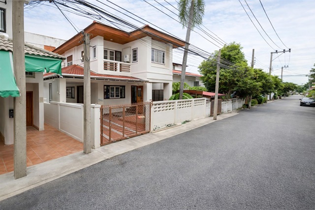 เต็มพื้นที่! บ้านเดี่ยวใหม่ 4-5นอน ประชาอุทิศ เหม่งจ๋าย 1.26 กม.  2น้ำ ใกล้ MRT ห้วยขวาง 1กม.ดีไซน์ทันสมัย 56 ตร.ว.220 ตร.ม.พร้อมเฟอร์ฯครบ 39,999 B-M. ทำเลศักยภาพลาดพร้าว เดินทางเชื่อมต่อหลายเส้นทาง เหมาะอยู่อาศัย หรือโฮมออฟฟิศ ใกล้รร.นานาชาติรีเจ้นท์ 900 ม.ตลาดห้วยขวาง แหล่งงาน และสิ่งอำนวยความสะดวกครบครันThe entire area is full! Newly 4-5bed PrachaUthit MengJai 1.26km. 2bath house near MRT HuaiKhwang 1km. modern design 56sq.wa. 220sq.m. fully furnished 39,999 B-M. prime location in Ladprao easy access to mu