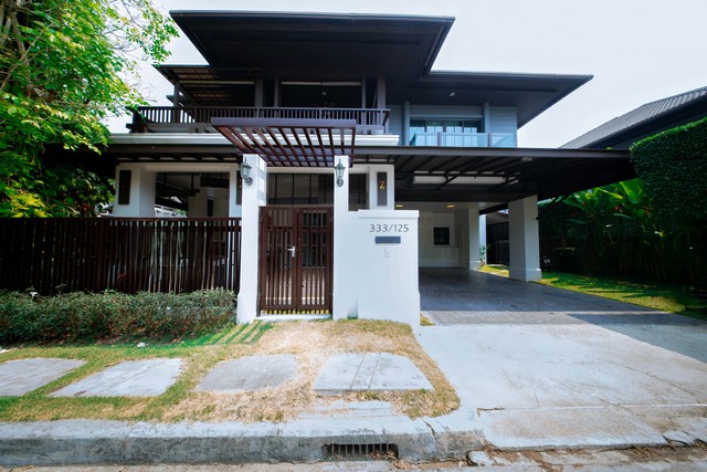 บ้านเช่าระดับลักชัวรี พร้อมสระว่ายน้ำส่วนตัว สวนร่มรื่น และบ่อปลาคราฟ ในโครงการ เศรษฐสิริ สันทราย เหมาะสำหรับครอบครัวต่างชาติ ผู้บริหาร หรือผู้ที่มองหาบ้านคุณภาพสูงในเชียงใหม่รายละเอียดบ้านเนื้อที่ 125 ตารางวา พื้นที่ใช้สอย 300 ตารางเมตร4 ห้องนอน5 ห้องน้ำ2 ห้องนั่งเล่น1 ห้องแม่บ้านสระว่ายน้ำส่วนตัวสวนสวยส่วนตัวบ่อปลาคราฟสถานที่ใกล้เคียงCentral Festival Chiang MaiMeechok PlazaRu