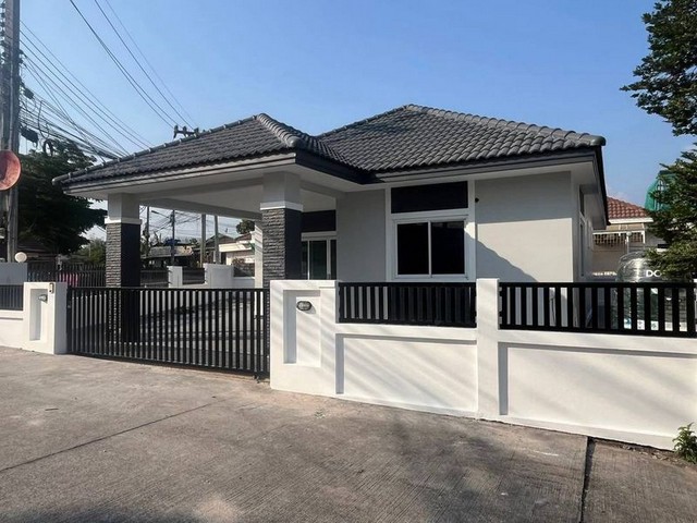 TEL:088-559 5199 คุณเอLine:https://line.me/ti/p/C0eGe0whLXด่วนๆ ขายบ้านเดี่ยวชั้นเดียว แปลงมุนติดถนน  รีโนเวทใหม่ทั้งหมด สามารถค้าขายได้  หมู่บ้านเลกาซี่วิลเลจ ซอยหมอย้อย-ศรีราชาราคา 3.19  ลบ.  (ต่อรองได้)(ฟรีโอน , ฟรีจำนอง ภายใน 30 มิย 69)ขนาด 61.2  ตรว. 3 ห้องนอน 2 ห้องน้ำ 1 ห้องครัว  จอดรถ 1คันของแถม - แอร์ 4 เครื่อง - 24,000= 1 ตัว-12,000= 3 ตัว - ปลูกหญ้า- ม่านใหม่ทั้งหลัง- เฟอร์แถมทั้งหมด ในภาพT : A9(15)