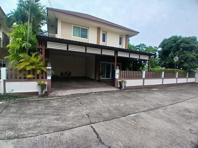 ขายบ้านเดี่ยว 2 ชั้น มบ.เดอะแกรนด์ทรัพย์มงคล หลังริม ห้วยกะปิ เมืองชลบุรี โทร. 095-196-4242 (คุณจุ๊)Line ID : jll689WhatsApp : wa.me/66951964242FB page : https://www.facebook.com/ChulaluckHomeliving/รายละเอียด- พื้นที่ 81 ตารางวา- 2 ห้องนอน 3 ห้องน้ำ 2 จอดรถ (ภายในบ้าน)- 3 จอดรถ (หน้าบ้าน)หมายเหตุ : สามารถกั้นเพิ่มห้องนอนได้อีก 1 ห้อง เพราะว่า ห้องนอน ขนาดใหญ่ข้อดี- ถนนหน้าบ้านกว้าง- สำหรับบ้านเดี่ยวหลังใหญ่ - ที่มีพื้นที่กว้างมาก และ ด้านข้า