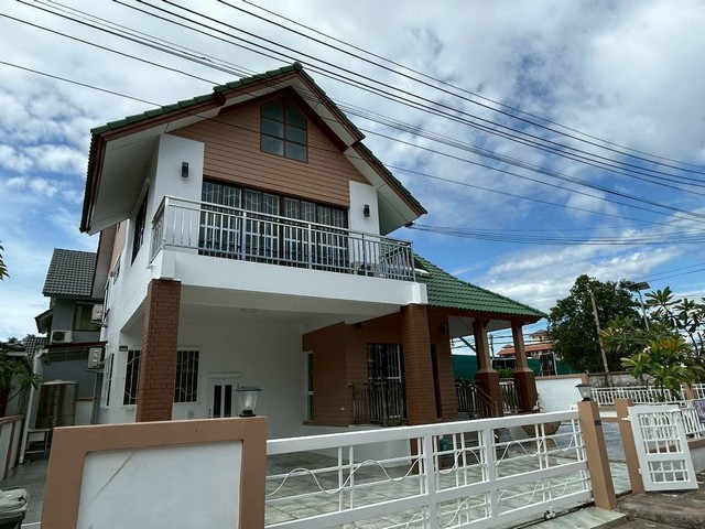 ให้เช่าบ้านเดียวศรีราชา ใกล้ J-Park ศรีราชา แปลงหัวมุม เงียบสงบ เป็นส่วนตัวโทร. 095-196-4242 (คุณจุ๊)Line ID : jll689 WhatsApp : wa.me/66951964242 FB page : https://www.facebook.com/ChulaluckHomeliving/รายละเอียด- เนื้อที่ 80 + ตรว. แปลงหัวมุม ใกล้ J-Park- มี 3 ห้องนอน พร้อม เฟอร์นิเจอร์ ครบ- ที่จอดรถ 3-4 คัน- มีแอร์ 5 ตัว- โต๊ะทานข้าว- โซฟา- ทีวี / ตู้เย็น / เครื่องซักผ้า / ไมโครเวฟ / เครื่องทำน้ำอุ่น- ครัวภายในบ้าน / ภายนอกหมายเหตุ : ไม่รับสัตว์เลี้ยงค่าเช�