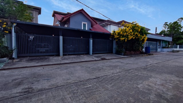 ขายบ้านเดี่ยวสัมมากร รามคำแหง 112 ตกแต่งสวย แอร์ 8 ตัวจอดรถได้ 3 คัน 70 ตรว รายละเอียด :กดรูปเพิ่มเติม : https://shorturl.asia/D3JzUพี่เปี๊ยก Tel : 098.628.7956 หลังนี้สุด Rare Item บ้านสัมมากรรามคำแหง ทิศมงคลหันทิศตะวันออก  ที่เชื่อว่าอยู่แล้วเจริญ รุ่งเรือง ร่ำรวยขึ้นดั่งดวงตะวัน พร้อมที่ตกแต่งสวย แบ่งฟังค์ชั่นลงตัว ห้องนอนชั้น 1 รวมห้องนอน 4 นอน 3 ห้องน้ำ เครื่องปรับอากาศ 8 ตัว เฟอร์เจอร์ตู้เสื้อ