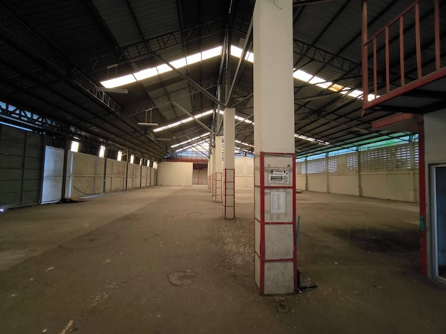 BST1093 ให้เช่าโกดัง 1500 ตร.ม. รามอินทรา 115 ใกล้รถไฟฟ้าสายสีชมพู เดินทางสะดวก เหมาะโลจิสติกส์และคลังสินค้าติดต่อ Agent คุณบัว (Bua)Tel: 093-646-4597&nbsp;LINE ID: Bua093ราคาเช่า 180000 บาทต่อเดือนรายละเอียดให้เช่าโกดังขนาดใหญ่ ทำเลรามอินทรา ซอย 115 1 เข้าออกสะดวก รองรับรถขนส่งได้ดี ใกล้รถไฟฟ้าสายสีชมพู เหมาะสำหรับธุรกิจคลังสินค้า ศูนย์กระจายสินค้า และโลจิสติกส์ทำเลเชื่อมต่อถนนสายหลักหลายเส้น ท�