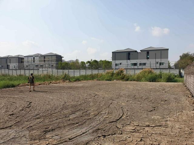 ขายที่ดินถมแล้ว 148.7 ตรว. ซอยโพธิ์แก้ว 3 แยก 11 เข้า ออกทั้ง ลาดพร้าว 101 และเลียบด่วนติดต่อ:: ชยา โทร/ID Line:: 0942823961Link Line:: https://line.me/ti/p/3xFA1An8Kcรหัส# T26-560ที่ดินซอยโพธิ์แก้ว 3 แยก 11 เข้า ออกทั้ง ลาดพร้าว 101 และเลียบด่วน• เนื้อที่ 148.7 ตรว• หน้ากว้างฝั่งติดถนน 18.85 ม.• หน้ากว้างด้านหลัง 18.47• ยาวฝั่งขวา 32.53 ม. ยาวฝั่งซ้าย 31.56 ม.• ห่าง MRT ลาดพร้าว 101 4.4 กม. / เลียบด่วนรามอินทรา 2-3 กม. / ถนนนวมินทร์ 2-3 กม.• เป็นทำเลกำลัง�