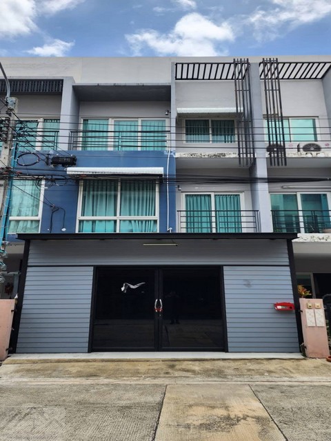 ให้เช่าทาวน์โฮม 3 ชั้น 4 ห้องนอน หมู่บ้าน กรีนิช รามอินทรา 76 Greenwich Ramintra 76 ติดแม็คโคร รามอินทรา *** ราคาเช่า 18,000 บาท/เดือนติดต่อ::  ชยา โทร/ID Line:: 0942823961   Link Line:: https://line.me/ti/p/3xFA1An8Kcรหัส# T26-547ทาวน์โฮม 3 ชั้น หมู่บ้าน กรีนิช รามอินทรา 76 Greenwich Ramintra 76 ติดแม็คโคร รามอินทรา• เนื้อที่ 22 ตารางวา • 4 ห้องนอน • 3 ห้องน้ำ• 1 ที่จอดรถ• แอร์ 5 ตัว/ ปั้มน้ำพร้อมแทงค์เก็บน้ำ/ ทีวี /โซฟา 2 ชุด• ใกล้รถไฟฟ้าสายสีชมพูสิ่งอำนวย�