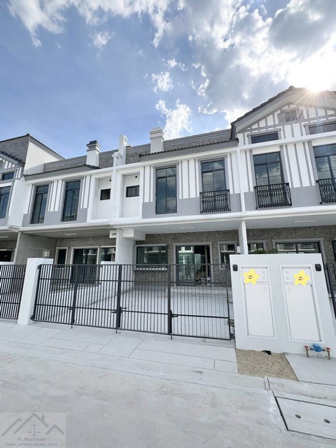 ให้เช่าทาวน์โฮม 2 ชั้น 3 ห้องนอน Villaggio 3 ศรีนครินทร์ – บางนา ใกล้ Mega บางนา  *** ราคาเช่า 40,000 บาท/เดือน ติดต่อ:: ชยา โทร/ID Line:: 0942823961   Link Line:: https://line.me/ti/p/3xFA1An8Kcรหัส# T26-543ทาวน์โฮม 2 ชั้น Villaggio 3 ศรีนครินทร์ – บางนา ใกล้ Mega Bangna • เนื้อที่ 21.40 ตารางวา• 3 ห้องนอน• 3 ห้องน้ำ• 2 ที่จอดรถ • Digital Door Lock• ติดฟิล์มทั้งหลัง• แอร์ครบทุกห้อง• บ้านสวย พร้อมอยู่ เฟอร์ + เครื่องใช้ไฟฟ้าครบ• Master Bedroom เตียง 5 ฟุต พร้อมตู้เสื้อผ้า Built-in (�