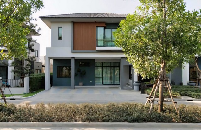 เช่าบ้านเดี่ยว2ชั้นครึ่ง สวยหรูLuxury ดอนเมือง วิภาวดีรังสิต ใกล้สนามบินดอนเมืองให้เช่าบ้านเดี่ยว2ชั้นครึ่ง สวยหรู Luxury ดอนเมือง วิภาวดีรังสิตบ้านสวย พร้อมอยู่ ทำเลดีศักยภาพ ใกล้สนามบินดอนเมือง* บ้านหันหน้าทิศใต้  ลมพัดเย็นสบายตลอดวัน * รายละเอียดบ้าน บ้านเดี่ยว 2.5 ชั้น 4 ห้องนอน | 4 ห้องน้ำ 1ห้องอเนกประสงค์ จอดรถได้ 3 คัน พื้นที่ใช้สอย 227 ตร.ม. ที่ดิน 51ตร.ว. เฟอร์นิเจอร