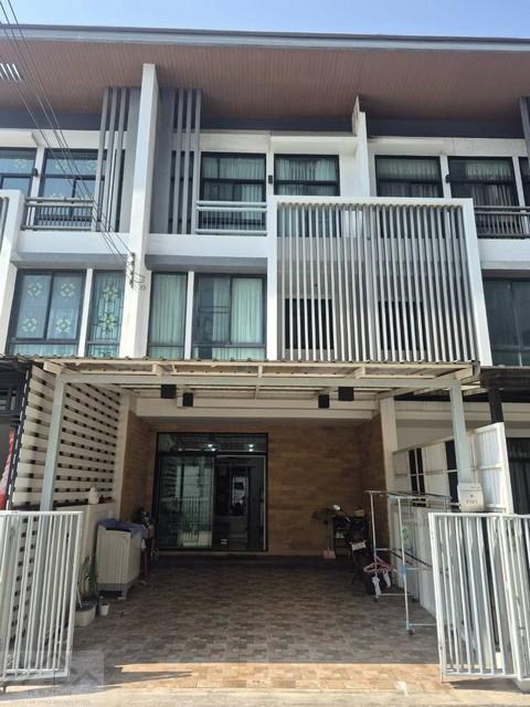 ให้เช่าทาวน์โฮม 3 ชั้น โครงการ Cozy ลาดพร้าว 41 เดินทางสะดวก พร้อมเข้าอยู่ราคาเช่า 28,000 บาท / เดือน ( สัญญาขั้นต่ำ 1 ปี ประกัน 2 ล่วงหน้า 1 เดือน )ที่ตั้ง ถนนลาดพร้าว ซอยลาดพร้าว 41 แขวงจันทรเกษม เขตจตุจักร กรุงเทพมหานครติดต่อ : คุณภัสพงณ์ 0634098164Line : deedee23https://www.facebook.com/profile.php?id=61581484955548เนื้อที่ 22 ตารางวา พื้นที่ใช้สอยประมาณ 190 ตารางเมตร จำนวน 3 ชั้น 3 ห้องนอน 3 ห้องน้ำ จอดรถ 2 คันมีห้องโถงกว้าง โปร่