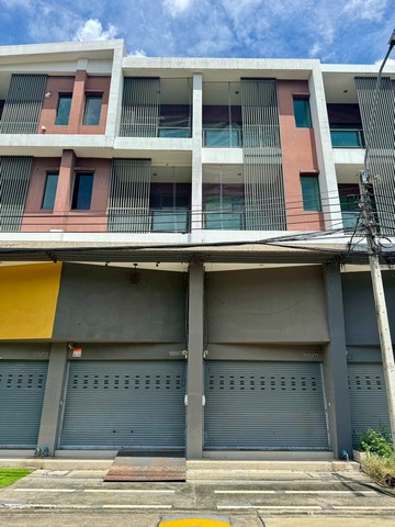 ขายด่วน! ตึกโฮมออฟฟิศ 3.5 ชั้น 2 หลังติดกันโครงการ บี อเวนิว วัชรพล (B-Avenue Watcharapol) โดย แสนสิริทำเลศักยภาพ ติดถนนสุขาภิบาล 5 ตรงข้ามสำนักงานเขตสายไหมรายละเอียดทรัพย์โฮมออฟฟิศ 3.5 ชั้น 2 หลังติดกัน (ตีทะลุเป็นหลังเดียว)เลขที่ 555/71–72เนื้อที่รวม 32 ตร.ว.พื้นที่ใช้สอยรวม 356 ตร.ม.หน้ากว้าง 8 เมตรชั้น 1, ชั้นลอย, ชั้น 2 เชื่อมทะลุกันที่จอดรถสะดวกแถมแอร์ + ไฟตกแต่งครบเคยใช้เป็นโชว์รูมเฟ�