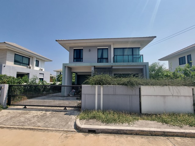 ขายด่วน ต่ำกว่าตลาด  บ้านเดี่ยวหลังใหญ่ 103 ตร.ว. ซิลเวอร์เลค สุวินทวงศ์ 78SilverLake Park – สุวินทวงศ์ 78บ้านสวย พื้นที่เยอะมาก หายากในโครงการ!รายละเอียด:• บ้านเดี่ยว 2 ชั้น• เนื้อที่ 103 ตร.วา• 3 ห้องนอน 2 ห้องน้ำ• อายุบ้านเพียง 5 ปี• บ้านเลขที่ 111/36• ขายตามสภาพ พร้อมเข้าอยู่ราคาพิเศษเพียง 4.65 ล้านบาท (ต่ำกว่าตลาด!)ค่าโอนคนละครึ่งจุดเด่น:• พื้นที่ใหญ่ อยู่สบาย ไม่อึดอัด• ทำเลสุวินทว