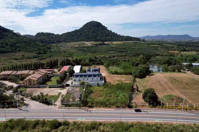 ขายที่ดินสวย เขาชีจรรย์ วิวเขาชีจรรย์ ที่ดินติดทางหลวง มองเห็นวิวเมืองพัทยาโทร. 095-196-4242 (คุณจุ๊)Line ID : jll689WhatsApp : wa.me/66951964242FB page : https://www.facebook.com/ChulaluckHomeliving/ที่ตั้ง ต.นาจอมเทียน อ.สัตหีบ จ.ชลบุรีรายละเอียด- เนื้อที่โฉนด 1 ไร่ 23 ตารางวา- 2 โฉนด เนื้อที่รวม 1 ไร่ 23 ตารางวา- ที่ดินถมสูง- ด้านหน้าที่ดินกว้าง 38 เมตร ด้านยาวของที่ดิน 42 เมตร- ติดทางหลวงหมายเลข 1003(ถ.บานเย็น)- ใกล้พระพุทธรูปแกะสลักหน้าผาเ