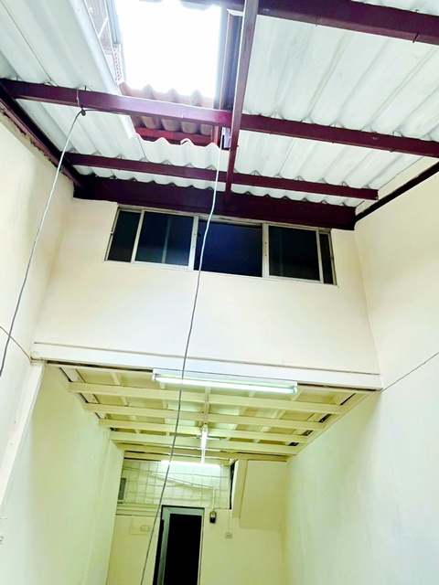 MRTวัดมังกร 670ม. อาคารพาณิชย์ 2 ชั้นให้เช่า 2 นอน MRT หัวลำโพง 560ม.  2 น้ำ ใกล้ตลาดน้อย 300 ม. 12 ตร.ว. 100 ตร.ม. ห้องหัวมุม 17,999-19,999B-M. ขาย 5.49ลบ เหมาะทำร้านค้า คาเฟ่ หรือธุรกิจขนาดเล็ก ทำเลท่องเที่ยวชื่อดัง ใกล้เยาวราช ตลาดสำเพ็ง สวนลุมพินี เดินทางสะดวก เชื่อมต่อถนนหลักหลายสาย และใกล้ระบบขนส่งสาธารณะMRT Wat Mangkon 670m.2 story commercial building for rent 2 bed MRT Hua Lamphong 560m. 2 bath near Talat Noi 300 m. 12 sq.wa. 100 sq.m. 17,999-19,999B-M sale price 5.49 million bath on Wanich Road corner unit suitable for shop cafe 