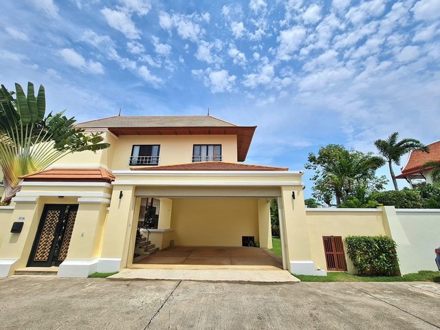 ขายพูลวิลล่าติดทะเลบางเสร่ ขายบ้านเดี่ยว 2 ชั้น ขนาด 135 ตรว พร้อมเฟอร์นิเจอร์ บ้านหน้าหาดบางเสร่ พร้อมเข้าอยู่ ใกล้วัดบางเสร่คงคาคาม ใกล้ตลาดอาหารทะเลเดินลงหาดได้เลยโทร. 095-196-4242 (คุณจุ๊)Line ID : jll689WhatsApp : wa.me/66951964242FB page : https://www.facebook.com/ChulaluckHomeliving/ที่ตั้ง ทะเลสวรรค์ บางเสร่ สัตหีบ ชลบุรี รายละเอียด- ที่ดิน 135 ตารางวา / พื้นที่ใช้สอยในบ้าน 380 ตารางเมตร- 3 ห้องนอน 4 ห้องน้ำ- ที่จอดรถ 2 คัน- ห้องนั�