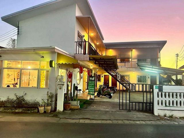 โซนหางดง ขาย 8.9 ล้าน หอพัก 2 ชั้น 13 ห้อง #ผู้เช่าเต็ม #เหมาะสำหรับนักลงทุน รับรายได้ 60,000+/เดือน ปล่อยง่ายมาก #ใกล้ตลาดหางดงเนื้อที่ 92 ตร.วามีใบอนุญาตหอพัก ถูกต้องดำเนินกิจการได้ทันทีรายละเอียดห้องพัก (13 ห้อง)▪️ ห้องแอร์ 7 ห้อง (3,500 บาท/เดือน)▪️ ห้องพัดลม 6 ห้อง (3,000 บาท/เดือน)▪️ ผู้เช่าเต็มตลอด ทำเลดีมากราคา 8.9 ล้านบาทรายได้ต่อเดือน▪️ ค่าเช่าห้องรวม ≈ 40,000+ บาท▪️ เครื่องซักผ้า�