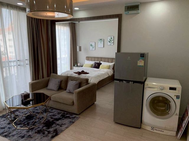 โปรแรง! เริ่มเพียง 2.7 ล้าน The 8 คอนโด 36.58-38.45 ตรม. มี 9 ห้อง #เฟอร์นิเจอร์ครบ พร้อมอยู่ ใจกลางเมือง #มีโควต้าต่างชาติ #ซื้ออยู่เองหรือปล่อยเช่าได้ทันทีรายละเอียดห้อง (มีทั้งหมด 9 ห้อง)ชั้น 2 (วิวสระว่ายน้ำ)▪️ 1 ห้อง▪️ ขนาด 36.58 ตร.ม.▪️ 1 ห้องนอน | 1 ห้องน้ำชั้น 3 (วิวเมือง)▪️ 6 ห้อง▪️ ขนาด 36.71 – 38.45 ตร.ม.▪️ 1 ห้องนอน | 1 ห้องน้ำชั้น 4▪️ 2 ห้อง▪️ ขนาด 37.06 – 37.36 ตร.ม.▪️ 1 ห้องนอน | 1 ห้องน้ำราคาขาย 2.7 ล้านบาท�