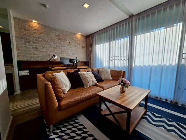 ให้เช่า 26,000 บาท/เดือน 47 ตรม. #โซนนิมมาน #วิวสวน ห้องเงียบ #เฟอร์นิเจอร์ครบ ตรงข้าม #วันนิมมาน ใจกลางเมือง ไม่ได้ยินเสียงเครื่องบิน! #หิ้วกระเป๋าพร้อมเข้าอยู๋ได้เลยรายละเอียดห้อง (47 ตร.ม.)▪️ 1 ห้องนอน▪️ 1 ห้องน้ำ▪️ 1 ห้องนั่งเล่นกว้าง▪️ 1 โซนทำงาน (เหมาะ WFH)▪️ 1 ห้องครัว (อุปกรณ์ครบ)▪️ มีระเบียง วิวสวน▪️ แยกสัดส่วนชัดเจน อยู่สบายไม่อึดอัดจุดเด่นพิเศษ▪️ ผนังกันเสียง เงียบ�