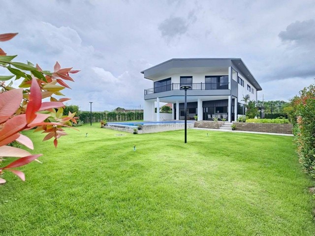 ขายบ้านวิลล่า 2 ชั้น พร้อมสระว่ายน้ำส่วนตัว วิวเขา และ วิวทะเล 180 องศาโทร. 095-196-4242 (คุณจุ๊)Line ID : jll689WhatsApp : wa.me/66951964242FB page : https://www.facebook.com/ChulaluckHomeliving/รายละเอียด- ขนาดที่ดิน 247 ตารางวา / พื้นที่ใช้สอย 552 ตารางเมตร- 5 ห้องนอน 7 ห้องน้ำ - 1 ห้องซักรีด- 1 ครัวยุโรป - 1 ห้องรับแขกชั้นบนตากอากาศ - 1 ห้องรับแขก ด้านล่าง- 1 ห้องเก็บของ - จอดรถได้ 4-5 คัน- เฟอร์นิเจอร์ ตกแต่งครบ - สระว่ายน้ำระบบเกลือ 6×12 ราคาขาย 16 ล้านบา