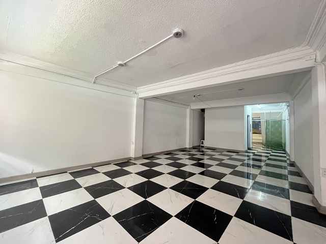 ให้เช่าอาคารพาณิชย์ ถนนสุรวงศ์ ซอยอนุมานราชธน ขนาด 20 ตร.ว. พื้นที่ใช้สอย 560 ตร.ม. ใกล้ BTS ศาลาแดง และ ช่องนนทรี มีลิฟต์ ราคาเช่า 100,000 บาท/เดือนอาคารพาณิชย์ 7 ชั้น ในซอยอนุมานราชธน ถนนสุรวงศ์ขนาดที่ดิน 20 ตารางวา พื้นที่ใช้สอย 560 ตารางเมตรภายในมีลิฟต์ 3 ห้องน้ำ และที่จอดรถ 3 คันอาคารมือสอง สภาพดี เหมาะสำหรับทำสำนักงาน คลินิก หรือธุรกิจต่างๆทำเลศักยภาพ ใกล้ BTS ศาลาแดง และ