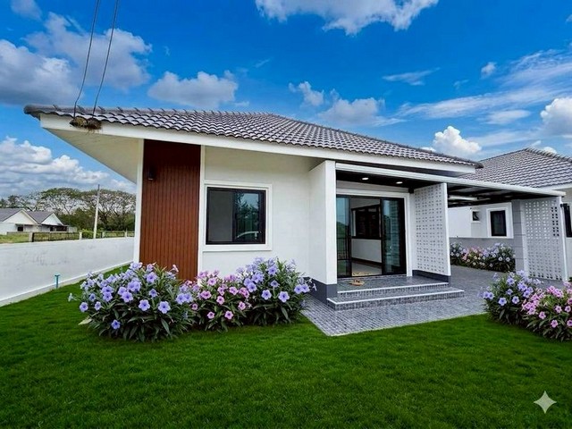 หยุดอ่านด่วน! #เจ้าของร้อนเงิน #ขายขาดทุน ราคาพิเศษเพียง 1.99 ล้าน บ้านเดี่ยว #หนองแฝก – #สารภี บ้านใหม่ บรรยากาศสงบ เป็นส่วนตัว เหมาะอยู่อาศัยหรือซื้อเก็บลงทุนรายละเอียดบ้านที่ดิน 67 ตารางวา3 ห้องนอน2 ห้องน้ำ1 ห้องครัวแถม เคาน์เตอร์ครัว Built-in พร้อมใช้งานที่จอดรถในร่ม 1 คันราคาขายเพียง 1.99 ล้านบาทฟรีทุกค่าใช้จ่ายวันโอนความคุ้มค่าระดับนักลงทุนราคาประเมินสูงถึง 2.8 ล�