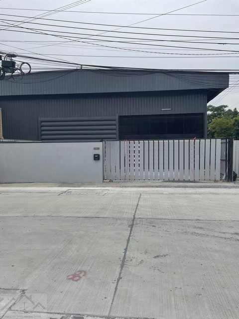 ให้เช่าโกดัง 560 ตรม. ย่านสะพานสูง กรุงเทพกรีฑาตัดใหม่ ใกล้สุวรรณภูมิและนิคมลาดกระบัง *** ราคาเช่า 70,000 บาท/เดือน  ติดต่อ:: ชยา โทร/ID Line:: 0942823961Link Line:: https://line.me/ti/p/3xFA1An8Kcรหัส# T26-554โกดังย่านสะพานสูง ใกล้สุวรรณภูมิและนิคมลาดกระบัง กรุงเทพกรีฑาตัดใหม่• พื้นที่รวม 560 ตรม.• พื้นที่ขนาด  18x24 รวม. 432 ตรม.• พื้นที่ด้านหน้าโกดัง ขนาด 12x6 รวม  72 ตรม.  • พื้นที่ด้านข้างโกดัง ขนาด 1.5x24. = 36 ตรม.• ห้องน้ำ 4 ห้อง. ส