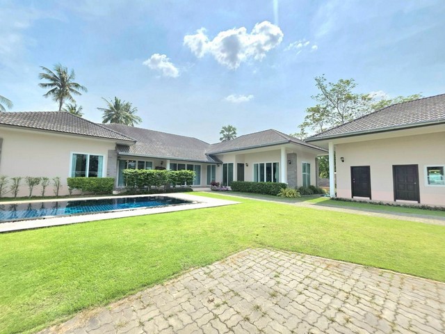 ขายพูลวิลล่าเนื้อที่ขนาดใหญ่ ห้วยใหญ่ ใกล้พัทยาจอมเทียนเพียง 10 นาที เนื้อที่เยอะ บ้านหลังใหญ่ เหมาะอยู่อาศัย ลงทุนปล่อยเช่าได้ บ้านพักตากอากาศโทร. 095-196-4242 (คุณจุ๊)Line ID : jll689WhatsApp : wa.me/66951964242FB page : https://www.facebook.com/ChulaluckHomeliving/ที่ตั้ง ห้วยใหญ่ บางละมุง ชลบุรีรายละเอียด    - ขนาดที่ดิน 1ไร่ 42.5 ตารางวา / พื้นที่ใช้สอย 417 ตารางเมตร- 3 ห้องนอน 4 ห้องน้ำ 1 ห้องแม่บ้าน มีห้องน้ำในตัว 1 ห้องซักรีด 1 ห้องเก