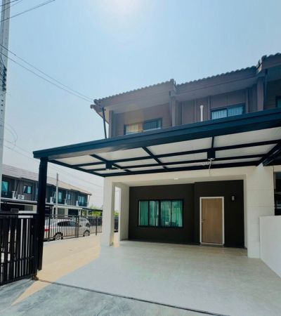 ให้เช่า 28,000/เดือน*พฤกษาวิลล์ 120 สนามบิน – แม่เหียะทาวน์โฮมสร้างใหม่ หลังใหญ่ แปลงหัวมุมเลี้ยงน้องหมาตัวเล็กได้ใกล้สนามบิน เพียง 7 นาที.รายละเอียดบ้าน• ที่ดิน 30.40 ตารางวา• 3 ห้องนอน• 2 ห้องน้ำ• 1 ห้องโถง / ห้องรับแขก• 1 ห้องรับประทานอาหาร• 1 ห้องครัว• พื้นที่พักผ่อนหน้าบ้าน• จอดรถในร่ม 2 คัน.บ้านสวย พื้นที่ใช้สอยเยอะ แบบ 2 ที่จอดรถ ค่าเช่า 28,000 บาท / เดือนรวมค่าส่วนกลาง + ค�