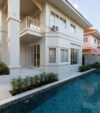 ขาย 10.9 ล้านบาท*Pooll Villa พิมุกต์ 4 พูลวิลล่าหรูแต่งครบ แปลงมุม .รายละเอียดบ้าน• 4 ห้องนอน• 3 ห้องน้ำ• มีห้องนอนชั้นล่าง เหมาะผู้สูงอายุ• เนื้อที่ 86 ตารางวา• พื้นที่ใช้สอย 270 ตารางเมตร• บ้านแปลงมุม เป็นส่วนตัวสูง.ราคาพิเศษเพียง 10.9 ล้านบาท(ค่าโอนคนละครึ่ง).ทำเลดีที่สุดติดถนนวงแหวนรอบสอง เดินทางสะดวก ใกล้ Central Festival และโรงเรียนนานาชาติชั้นนำ.สระว่ายน้ำส่วนตัวสระระบบเกลือ �