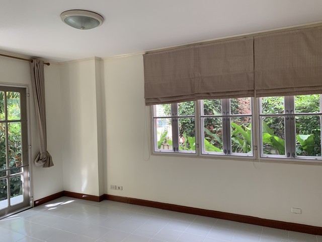 RHT2573 ให้เช่าบ้านเดี่ยว ใกล้มหาวิทยาลัยมหิดลศาลายา 3 ห้องนอน 2 ห้องน้ำ พร้อมเฟอร์นิเจอร์บางส่วน โครงการ ชัยพฤกษ์ 13 เลียบคลองทวีวัฒนาเนื้อที่ 51 ตรว.พื้นที่ใช้สอย 145 ตรม.3ห้องนอน 2 ห้องน้ำ ที่จอดรถ2 คันติดต่อ : คุณเจี๊ยบ092-851-6969Line : keti2522: แอดไลน์ แคปหน้าจอสอบถามได้เลยคะราคาเช่า15,000 บาทต่อเดือน มัดจำ 2 ล่วงหน้า 1ที่ตั้ง ซอยชัยพฤกษ์ 13 แขวง ศาลาธรรมสพน์ เขตทวีวัฒนา กรุงเทพฯบ้านเดี