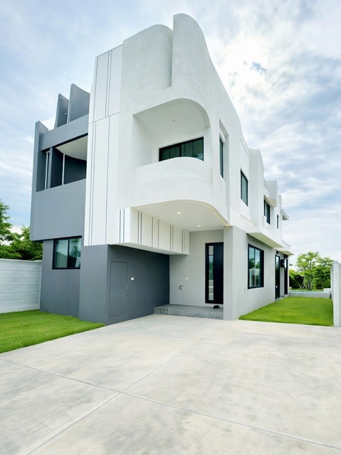 เหมาะอยู่อาศัยใกล้รพ.ลาดกระบัง 2 กม.ระดับพรีเมียม อ่อนนุช สุขุมวิท77 Pool Villa 3ชั้น ฟังก์ชันครบครัน  3-4นอน 4 น้ำ ใกล้ ARL ลาดกระบัง 900ม.  และสนามบินสุวรรณภูมิ ดีไซน์ทันสมัย 60 ตร.วา. 240 ตร.ม. 54,998B-M.พูลวิลล่าสไตล์โมเดิร์น พร้อมสระว่ายน้ำส่วนตัว ทำเลลาดกระบัง รร.นานาชาติ สวนหลวง ร.9  เดินทางสะดวก เชื่อมต่อหลายเส้นทางideal for premium On Nut, Sukhumvit 77 3-story pool villa A fully functional 3-4bed 4bath detached house near ARL Lat Krabang 900 m.and Suvarnabhumi Airport modern design 60 sq.wa. 240 