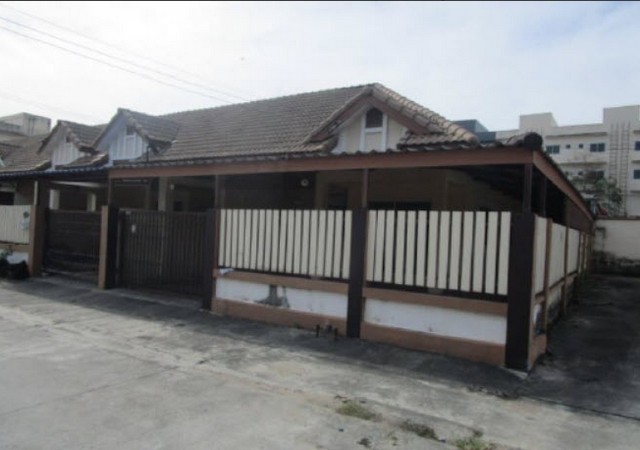  Code ID : PKT-64EE010500235  ราคา   1,210,000    บาท (ราคาต่อรองได้)  - เนื้อที่ 33 ตร.ว. - 3 ห้องนอน 2 ห้องน้ำ  - 1 ที่จอดรถ   บ้านหันไปทางทิศ ตะวันตกเฉียงเหนือ   พิกัดทรัพย์ : https://maps.app.goo.gl/nR5miJ9EyHAAtus89  สถานที่ใกล้เคียง   - ใกล้Ban Makham Khu Health Center   - ใกล้Nikhomsangton-eng Cho Rayong 7 School    - ใกล้Cs ระยอง      สอบถามเพิ่มเติม / นัดชม โทร. 097-419-5982(พลอย) โทร. 096-932-4624(ออมสิน) Line : @panaya (มี@ด้านหน้า)  ปรึกษาสินเชื่อฟรี One Stop Service ดูแลตั้งแต่ต้นจนจบบริษัท ปณยาคิดดี จำกัด 