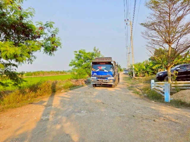 ถ.คลองเก้า 820ม.ที่ดินให้เช่า ใกล้ตลาดสามวา 600 ม. รูปแปลงยาวสวย 600 ตร.ว. 2400 ตร.ม. ทางเข้า กว้าง 7 ม. 4,999-7,999 B-M. เหมาะทำโกดัง ลานจอดรถ หรือกิจการขนาดกลาง ทำเลอยู่ในเขตคลองสามวา เดินทางสะดวก รถบรรทุกเข้า-ออกสะดวก ใกล้แหล่งชุมชน รร.วัดคลองสามวา 850 ม.เชื่อมต่อถนนหลักได้ง่าย ถ.ไมตรีจิต สามวาตะวันออก KhlongKao Rd.820m.Maitrijit Rd. SamWa East Land for rent near SamWa Market 600m. away Beautiful long plot 600 sq.wa. 2400 sq.m. 7 m. wide entrance 4,999-7,999B-M Suitable for warehouse parking lot or medium sized business L