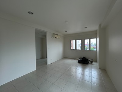 ห้องชุดขายพร้อมที่จอดรถประจำ กลับดึกแค่ไหนก็มีที่จอด !!!ราคาถูกที่สุดในโครงการ ใกล้นิคมแหลมฉบัง ขายห้องชุดโครงการ วังทองคอนโดเทล B ( Wanhthong Condotel,Building B )ต.ทุ่งสุขลา อ.ศรีราชา ชลบุรี .TPI-3031.ที่ตั้ง: โครงการ วังทอง คอนโดเทล อาคาร B ตำบล ทุ่งสุขลา อำเภอ ศรีราชา ชลบุรีhttps://maps.app.goo.gl/XywPhyBRmiAbPERY6?g_st=il.รายละเอียด- ขนาดห้อง 28.57 ตารางเมตร ขนาดที่จอดรถ 12 ตารางเมตร รวม 40.57 ตารางเมตร- ห้องสตูดิโอห้องมุ