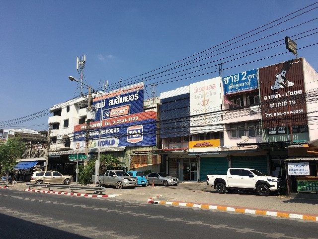 อาคารพาณิชย์ พหลโยธิน ซ.64 พื้นที่ 50 ตร.ว. ใกล้อนุสรณ์สถานแห่งชาติ ถ.พหลโยธินอาคารพาณิชย์ ทำเลดีมาก ติดถนนพหลโยธินตั้งอยู่ระหว่าง พหลโยธิน ซ.64 -พหลโยธิน 62/2หันหน้าทิศตะวันตกเฉียงเหนือ ความกว้างและลึกโดยประมาณ 4 เมตร ลึก 25 เมตรพื้นที่ 50 ตร.ว.พื้นที่ใช้สอยมากกวกว่า 350 ตร.ม.3 ห้องน้ำ 4 ห้องนอน ด้านหน้าอาคารจอดรถได้ 2 คันด้านหลังอีก 2 คัน เหมาะสำหรับเป็นที่พักอาศัย หรือกิ�