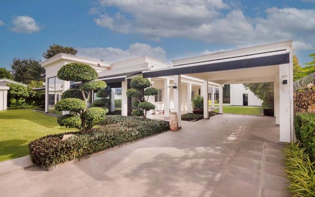 ขายบ้านวิลล่าหรูสไตล์โมเดิล ขอบอ่างมาบประชัน  พัทยา  บางละมุง พัทยา ชลบุรีโทร. 095-196-4242 (คุณจุ๊)Line ID : jll689WhatsApp : wa.me/66951964242FB page : https://www.facebook.com/ChulaluckHomeliving/ที่ตั้ง มาบประชัน โป่ง บางละมุง ชลบุรีรายละเอียด- ที่ดินขนาดใหญ่ 290 ตารางวา ( 1,160 ตารางเมตร) / พื้นที่ใช้สอย 280 ตารางเมตร- 2 ห้องนอนขนาดใหญ่ และ 1 ห้องนอน ขนาดกลาง 4 ห้องน้ำ- มีเกรสเฮาส์ 1 ห้องนอน 1 ห้องน้ำ - มีห้องว่างอีก 1 ห้องสามารถทำเป็นห้องนอนไ