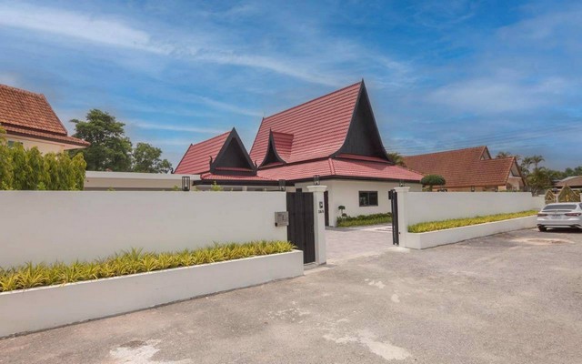 ขายบ้าน/ให้เช่าพูลวิลล่าหรู ขนาด 257 ตารางวา พร้อมอยู่ ขายพูลวิลล่าหรู ตกแต่งพร้อมเข้าอยู่ ทำเลดี ใกล้อ่างเก็บน้ำมาบประชัน บางละมุง ชลบุรีโทร. 095-196-4242 (คุณจุ๊)Line ID : jll689WhatsApp : wa.me/66951964242FB page : https://www.facebook.com/ChulaluckHomeliving/โลเคชั่น : อ่างเก็บน้ำมาบประชัน   รายละเอียด   - ขนาดที่ดิน 257 ตารางวา / พื้นที่ใช้สอยมากกว่า 365 ตารางเมตร (ออกแบบโดยสถาปนิก- PIANGPOR 2009)- 5 ห้องนอน  4 ห้องน้ำ - 1 ห้องรับรองแขก - ห้องแม่บ้า�