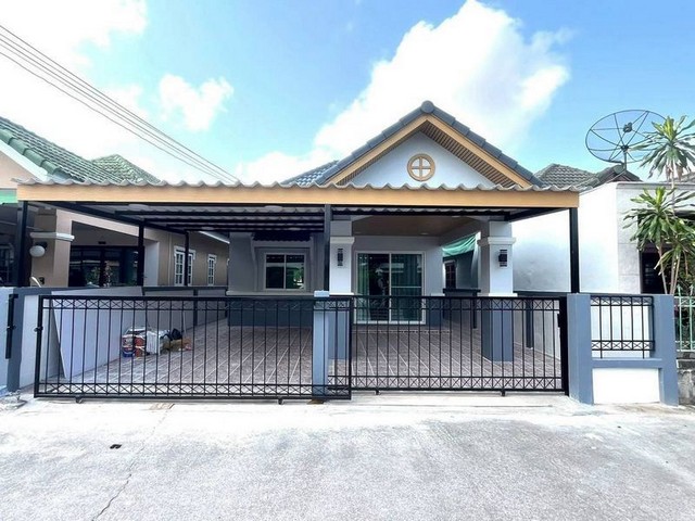 TEL:088-559 5199 คุณเอLine:https://line.me/ti/p/C0eGe0whLXขายบ้านเดี่ยวชั้นเดียว รีโนเวทใหม่ หมู่บ้านประดิษฐ์ไพศาล 3  นินผาสุก ใกล้มอเตอร์เวย์ โฮมโปร ไทวัสดุ แหลมฉบัง เครือสหพัฒน์  เดินทางสะดวกมากขนาด 36.8 ตรว.ราคา 2.59 ล้านบาท  ต่อรองราคาได้ 2 ห้องนอน 1 ห้องน้ำ 1 ห้องครัวจอดรถ 2 คัน ต่อเติมครบ ฟรีโอน ฟรีจดจำนอง(ภายใน มิย 69)รายการของแถม - หลังคาโรงรถ + ปูกระเบื้อง- เตาแก๊ส- ผ้าม่านสั่งตัดใหม่ - เฟอร์รับแขก