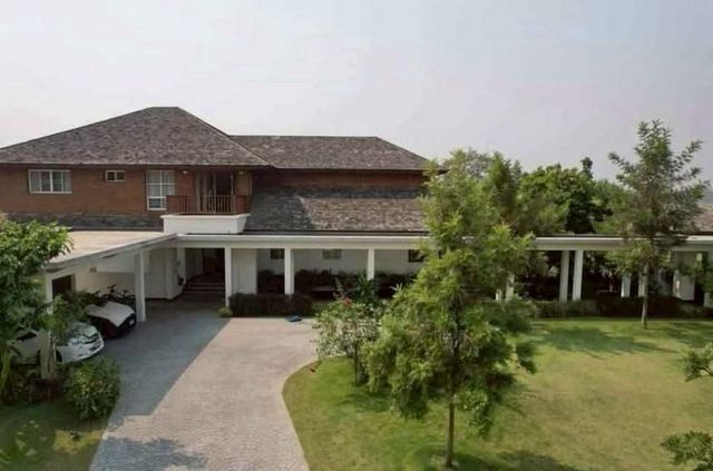 ขาย 45.9 ล้าน #สันปูเลย #ดอยสะเก็ด 13-3-48 ไร่ คฤหาสน์หลังใหญ่+สวนผลไม้บนที่ดินผืนใหญ่ อยู่สบายระดับรีสอร์ทที่ดินขนาดใหญ่ 13 ไร่ 3 งาน 48 ตร.วาบ้านหลัก 2 ชั้น พื้นที่ใช้สอย 850 ตร.ม.ฟังก์ชันภายในบ้าน4 ห้องนอน (Built-in + เตียงครบ)3 ห้องน้ำ1 ห้องทำงาน2 ห้องรับแขก (High Ceiling โปร่ง โล่ง หรู)Built-in ชั้นหนังสือครัว Open Kitchen2 ห้องเก็บของแอร์ครบทุกห้องพื้นที่ภายนอก & สิ่งปลูกสร้างศาลานั่งเล่น พร้อมครัว 