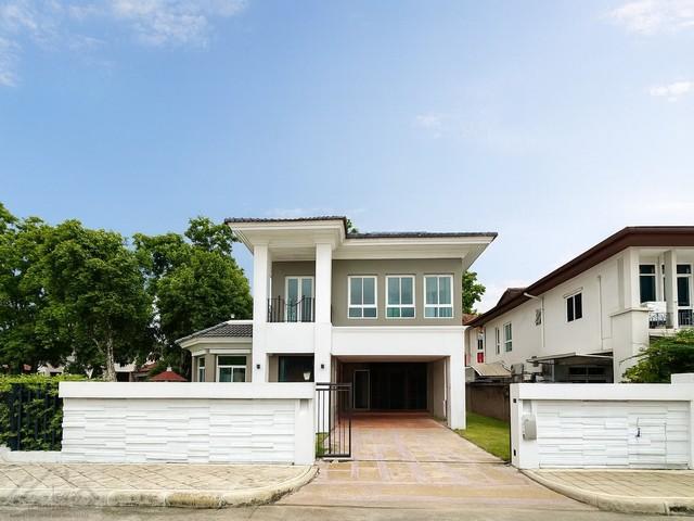 ให้เช่าบ้านเดี่ยว 2 ชั้นสไตล์อิตาลี 136.8 ตรว. หมู่บ้านแกรนด์ คาแนล ดอนเมือง หลังใหญ่ ใกล้สนามบินดอนเมืองติดต่อ:: ชยา โทร/ID Line:: 0942823961Link Line:: https://line.me/ti/p/3xFA1An8Kcรหัส# T26-573บ้านเดี่ยวหรู 2 ชั้น สไตล์อิตาลี หมู่บ้านแกรนด์ คาแนล ดอนเมือง• บ้านหลังใหญ่ มุมสวยที่สุด อยู่บนทะเลสาบ ใกล้สนามบินดอนเมือง• ขนาด 136.8 ตารางวา• พื้นที่ใช้สอย 250 ตารางเมตร• 4 ห้องนอน• 3 ห้องน้ำ• 1 ห้องแม่บ้าน• จอดรถได้ 4 �