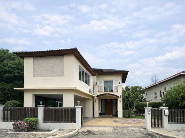 ให้เช่าบ้านเดี่ยวหรู 2 ชั้น 4 ห้องนอน หมู่บ้านแกรนด์ คาแนล ดอนเมือง บ้านหลังใหญ่ มุมสวยที่สุด อยู่บนทะเลสาบ ใกล้สนามบินดอนเมืองติดต่อ:: ชยา โทร/ID Line:: 0942823961Link Line:: https://line.me/ti/p/3xFA1An8Kcรหัส# T26-572บ้านเดี่ยวหรู 2 ชั้น สไตล์อิตาลี หมู่บ้านแกรนด์ คาแนล ดอนเมือง• บ้านหลังใหญ่ มุมสวยที่สุด อยู่บนทะเลสาบ ใกล้สนามบินดอนเมือง• พื้นที่ใช้สอย 235 ตารางเมตร• 4 ห้องนอน• 3 ห้องน้ำ• 1 ห้องแม่บ้าน• �