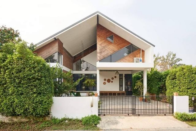 ให้เช่า 35,000 บาท/เดือน ขายเพียง 4.9 ล้าน 91 ตรว. #แม่ปูคา #สันกำแพง บ้านเดี่ยว 2 ชั้น #สไตล์โมเดิร์นลอฟ์ท #ถนนสันกำแพงสายเก่า #รับสัตว์เลี้ยง พิจารณาเป็นเคสเนื้อที่ 91 ตารางวาพื้นที่ใช้สอย 210 ตร.เมตร3 ห้องนอน 3 ห้องน้ำ1 ห้องรับแขก1 ห้องครัวจอดรถ 2 คันสถานที่ใกล้เคียง- ร้านกาแฟ หมาใจดำ 700 ม. (2 นาที)- สวนน้ำTube Trek 2.4 กม. (6 นาที)- ตลาดสดอุ้ยทา 4.7 กม. (10 นาที)- โรงพยาบาลกรุงเทพ  11 กม. (25 นาที)- ห่างสนา�