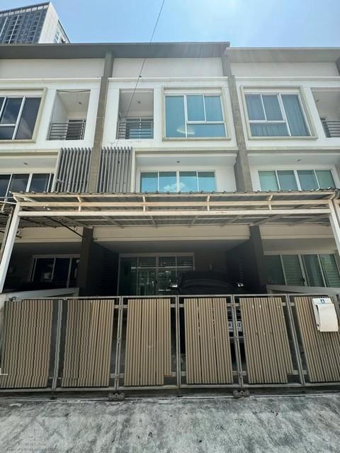 ขายทาวน์โฮม 3 ชั้น ลุมพินี ทาวน์ เรสซิเด้นซ์ ลาดพร้าว สเตชั่น ลาดพร้าว 21 ใกล้ MRT ลาดพร้าวติดต่อ:: ชยา โทร/ID Line:: 0942823961Link Line:: https://line.me/ti/p/3xFA1An8Kcรหัส# T26-571ทาวน์โฮม 3 ชั้น ลุมพินี ทาวน์ เรสซิเด้นซ์ ลาดพร้าว สเตชั่น ซอย ลาดพร้าว 21 *พร้อมผู้เช่า*• ที่ดิน 22 ตร.วา• พื้นที่ใช้สอย 200 ตร.ม.• 3 ห้องนอน 4 ห้องน้ำ• 1 ห้องครัว• จอดรถในบ้านได้ 2 คัน• เหมาะทำสำนักงาน / บริษัท / อยู่อาศัย• เดินไม่เกิน 5 นาทีถึง MRT 