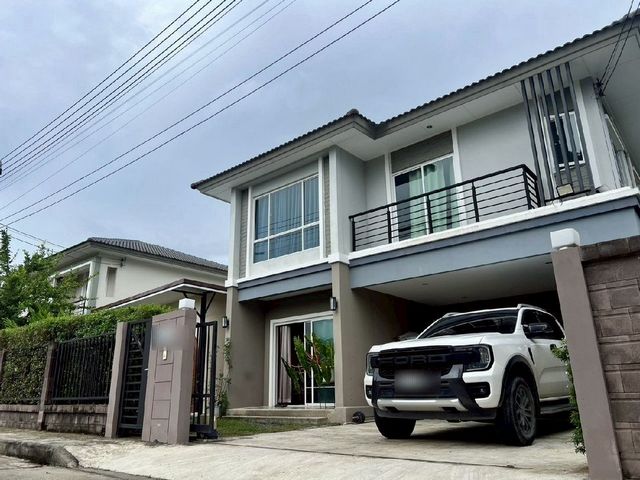 ขายเพียง 4.2 ล้าน 68 ตรว. #เดอะแพลนท์ #พฤกษา #สันกำแพง บ้าน 2 ชั้น พร้อมธุรกิจ! อยู่ก็ได้ เปิดร้านก็ปัง ครบจบในหลังเดียวที่ดินขนาด 68 ตร.วา3 ห้องนอน2 ห้องน้ำจอดรถ 2 คันจุดเด่นพิเศษ✔ ต่อเติมด้านข้างเป็น ออฟฟิศ/ร้านสไตล์มินิมอล พร้อมใช้งาน✔ เหมาะเปิดร้าน คาเฟ่ คลินิก สำนักงาน หรือธุรกิจส่วนตัว✔ หน้าบ้านติดสวนสาธารณะ บรรยากาศร่มรื่น น่าอยู่แอร์ 3 ตัว (ห้องนอน + ห้องรับแขก)