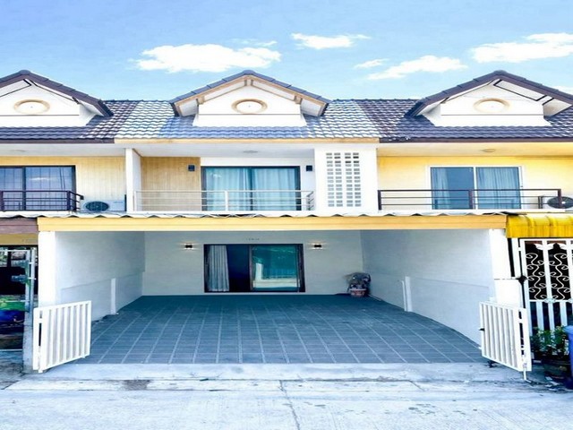 TEL:088-559 5199 คุณเอLine:https://line.me/ti/p/C0eGe0whLXจัดโปร ลดแรง!! ทาวน์เฮ้าส์ 2 ชั้น รีโนเวท พร้อมเข้าอยู่หมู่บ้าน วังหิน โฮมทาวน์ ศรีราชาพิกัดใกล้ เซนทรัลศรีราขาลดราคาจาก 1.95 ลบ.เหลือเพียงแค่ 1.85 ล บ.เท่านั้นเนื้อที่ 18 ตร.ว.2 ห้องนอน 2 ห้องน้ำ 1 จอดรถ  ของแถม- จัดเต็มเฟอร์ในบ้าน- ชั้นวางทีวี - ตู้โชว์- ชั้นใส่ของ- ตู้ โต๊ะ เตียง- ติดตั้งผ้าม่านทั้งหลัง - ชุดห้องครัว- หิ้วกระเป๋าพร้อมเข้าอยู่T : A9 (19)