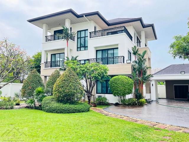 ให้เช่าบ้านเดี่ยว 3 ชั้น หลังใหญ่ 210 ตรว, 4 ห้องนอน ซอยรัชดา 32 พร้อมสวนขนาดใหญ่ติดต่อ:: ชยา โทร/ID Line:: 0942823961Link Line:: https://line.me/ti/p/3xFA1An8Kcรหัส# T26-568บ้านเดี่ยว 3 ชั้น หลังใหญ่ ซอยรัชดา 32 พร้อมสวนขนาดใหญ่• บิ้วด์อินทั้งหลัง หน้าบ้านหันด้านทิศเหนือ• เนื้อที่ 210 ตรว.• พื้นที่ใช้สอย 450 ตรม.• 4 ห้องนอน 4 ห้องน้ำ• 3 ห้องอเนกประสงค์• 2 ห้องรับแขก• 1 ห้องทานข้าว• 1 ห้องพระ• 1 ห้องแม่บ้าน (พร้อมห้องน้ำ)• ที่