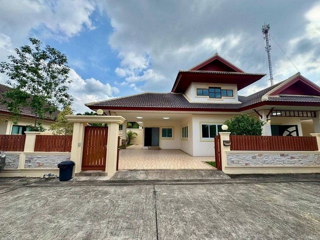 TEL:088-559 5199 คุณเอLine:https://line.me/ti/p/C0eGe0whLXขายบ้านเดี่ยว บ้านรีโนเวท ราคานี้ หายากมาก!บ้านสไตล์ไทยโมเดิร์น รีโนเวทใหม่ พร้อมอยู่พิกัด บางละมุง พัทยา ชลบุรีขาย 5,500,000 บาทที่ดินเกือบ 100 ตรว. เนื้อที่ 95.6 ตารางวา3 ห้องนอน 2 ห้องน้ำห้องนั่งเล่นเพดานสูง โปร่ง โล่งหมู่บ้านเงียบ เป็นส่วนตัว เหมาะอยู่อาศัยสิ่งอำนวยความสะดวก- สระว่ายน้ำ- ฟิตเนส- รปภ. 24 ชั่วโมงทำเลดี ใกล้ทุกอย่าง- ใกล้ ฟาร์มจ�