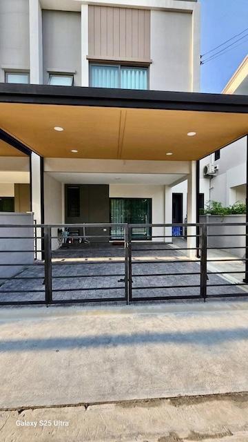 ให้เช่าทาวน์โฮม PLENO สุขุมวิท บางนา 3 ใกล้ Mega บางนา ยูนิตหน้าสวน บ้านใหม่พร้อมอยู่ติดต่อ Agent คุณบัว (Bua)Tel: 093-646-4597LINE ID: Bua093ราคาเช่า 55,000 บาทต่อเดือนโครงการ Pleno Sukhumvit Bangna 3ที่ตั้ง ตำบลบางแก้ว อำเภอบางพลี สมุทรปราการขนาดพื้นที่ที่ดิน 25.4 ตารางวาพื้นที่ใช้สอย 145 ตารางเมตรลักษณะบ้านทาวน์โฮม 2 ชั้น3 ห้องนอน 3 ห้องน้ำจอดรถ 2 คันบ้านใหม่ เฟอร์ครบ พร้อมเข้าอยู่ราคาเช่า 55,000 บาทต่อเดือนสัญญาขั�