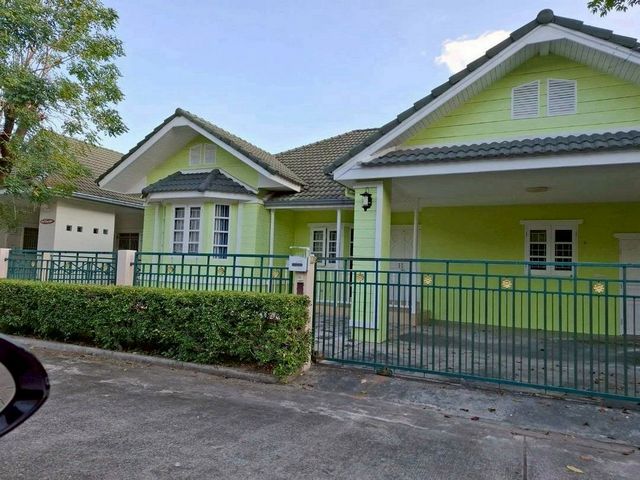 บ้านให้เช่า 23,000 บาท/เดือน #โซนราชพฤกษ์ #หางดง – อบอุ่น เหมือนอยู่บ้านจริงๆ เงียบสงบ ใกล้ธรรมชาติ แต่เดินทางเข้าเมือง และสนามบินได้สะดวก #น้ำไม่ท่วม #ไม่รับสัตว์เลี้ยงรายละเอียดบ้าน3 ห้องนอน | 2 ห้องน้ำห้องนั่งเล่นกว้าง โปร่ง รับแสงธรรมชาติครัวบิ้วท์อิน พร้อมพื้นที่รับประทานอาหาร เหมาะกับการใช้งานทุกวันเครื่องปรับอากาศ 5 เครื่อง เย็นสบายทั้งหลังเฟอร์นิเจอ�