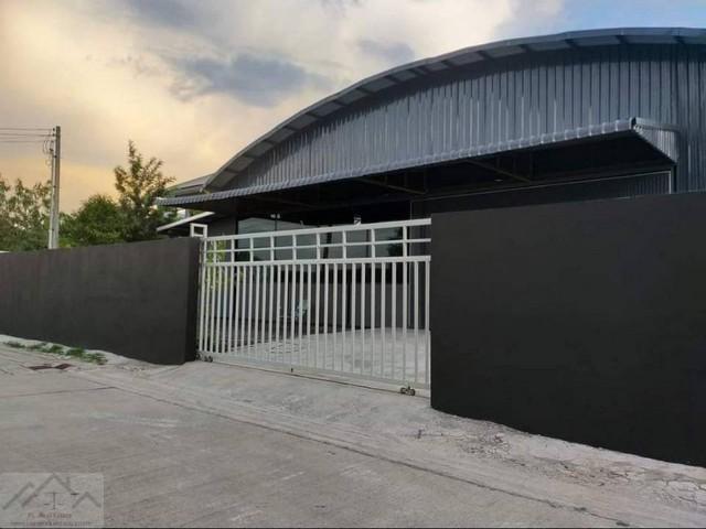 ให้เช่าโกดังพร้อมออฟฟิศ 200 ตรว. 440 ตรม. ถนนหทัยราษฎร์ 38 ไฟฟ้า 3 เฟส ทำเลดี เข้าซอยไม่ลึกติดต่อ:: ชยา โทร/ID Line:: 0942823961Link Line:: https://line.me/ti/p/3xFA1An8Kcรหัส# T26-566โกดังพร้อมสำนักงาน ซอยหทัยราษฎร์ 38 ห่างจากนนหทัยราษฎร์ เพียง 50 เมตร• เนื้อที่ 200 ตารางวา• พื้นที่ใช้สอย 440 ตารางเมตร• พร้อมออฟฟิศ 2 ห้อง• ห้องน้ำ 2 ห้อง• แอร์ 2 ตัว• ไฟฟ้า 3 เฟส (300-400kva)• รถใหญ่ 4-6 ล้อเข้า-ออกสะดวก• พื้นรับน้ำหนักได้มาก (มีเสาเข็ม