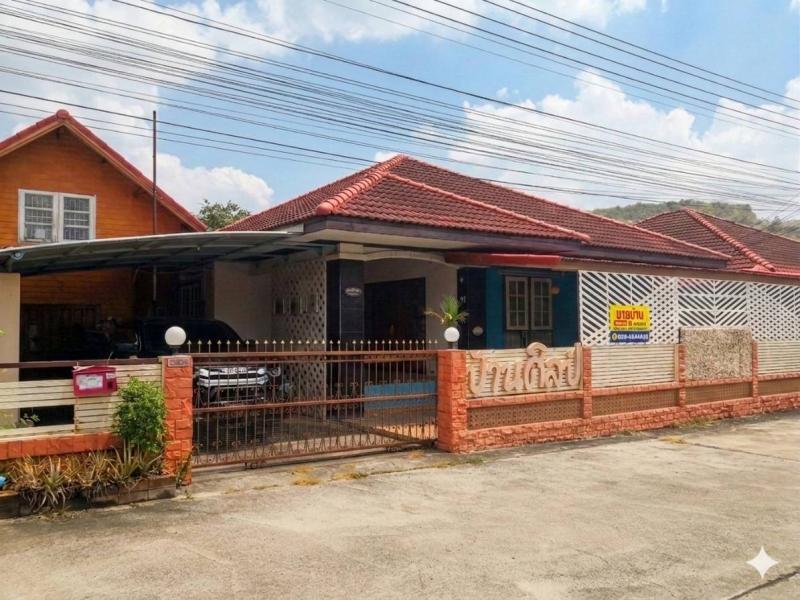 ขายบ้านเดี่ยวพร้อมที่ดิน ทำเลดี ม.สวนสุขุมวิท สัตหีบ ชลบุรี ที่ตั้ง : ต.พลูตาหลวง อ.สัตหีบ จ.ชลบุรี 20180พิกัด : https://maps.app.goo.gl/G2914qt9bTnUqS7s7ขนาดพื้นที่ : 60 ตร.ว.รายละเอียดบ้าน-บ้านเดี่ยวพร้อมส่วนต่อเติมข้างบ้าน 2 ชั้น (โถงเปล่า) -2 ห้องนอน -2 ห้องน้ำ-จอดรถในบ้านได้ 2 คัน-พื้นที่ใช้สอยกว้างขวาง ร่มรื่น เป็นส่วนตัว-ไม่เคยน้ำท่วมจุดเด่น-ทำเลติดถนนสุขุมวิท เดินทางสะดวก เข้า-ออกได้หลายเ�